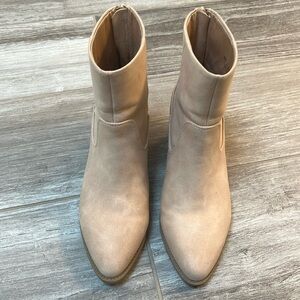 Light tan Dolce Vita booties size 8.